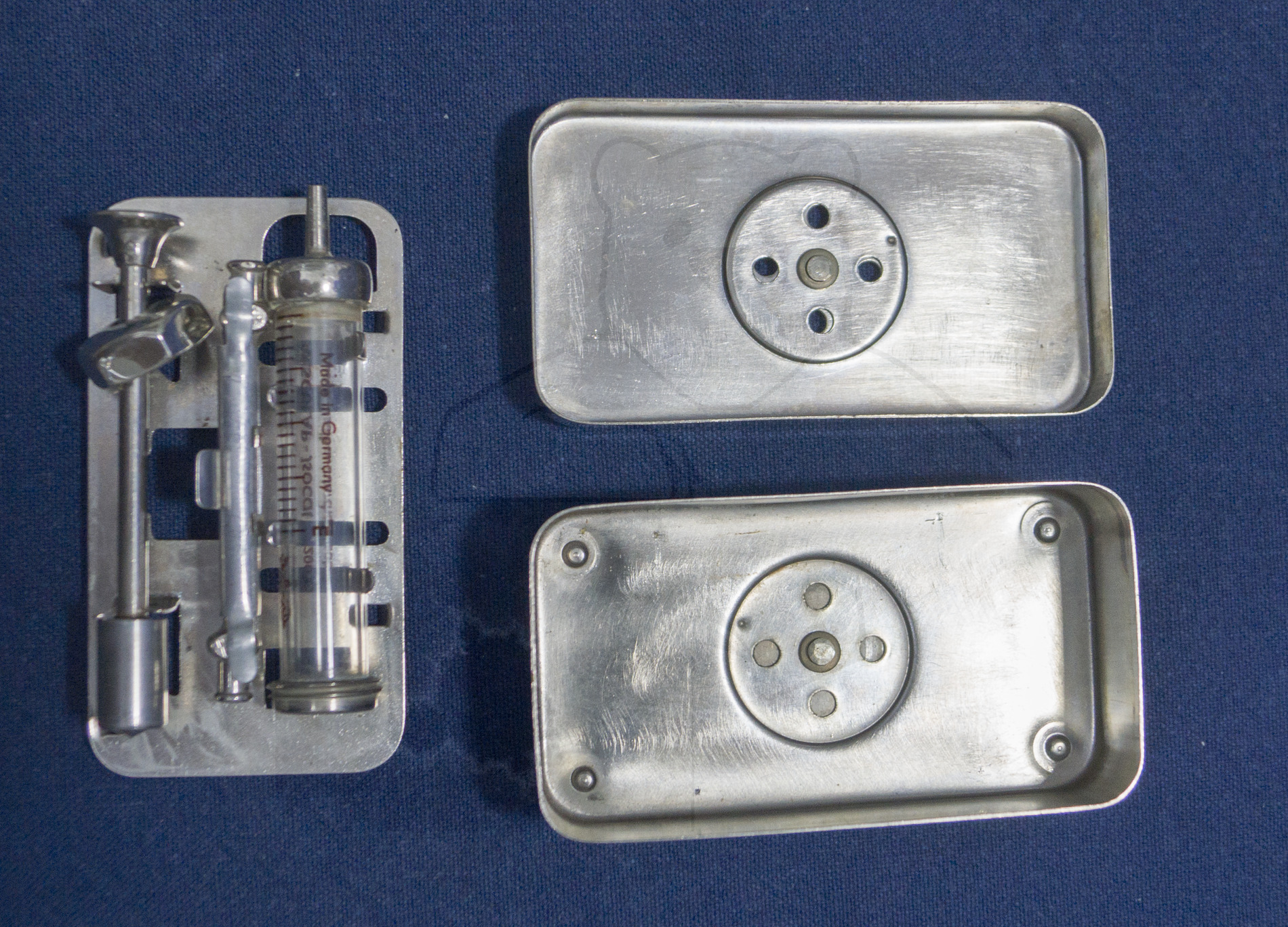 Sterilisierbare Transportbox für 2ml Glasspritzen mit Deckel, Mitte der 1960'er Jahre, Träger und die beiden Teile der Transportbox